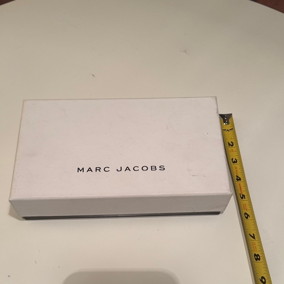 Marc Jacobs White Rectangular Box - Picture 2 of 8